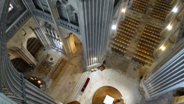 Vue depuis les hauteurs de la cathédrale de Coutances sur le choeur