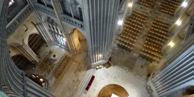 Vue depuis les hauteurs de la cathédrale de Coutances sur le choeur