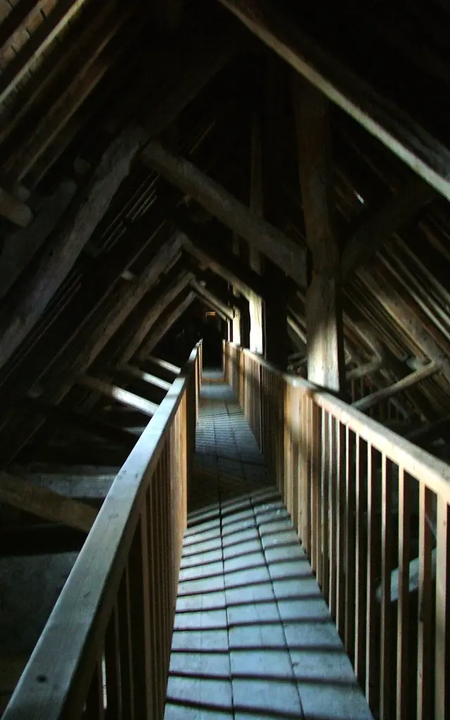Passage en bois sous les toitures de la cathédrale de Coutances