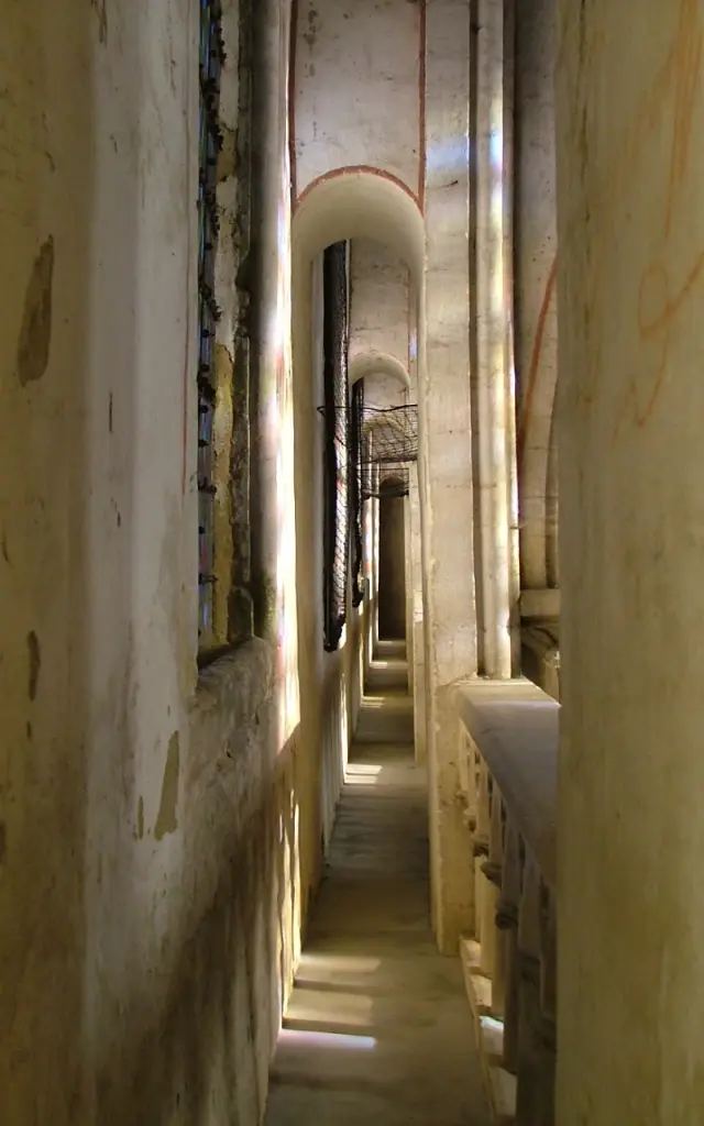 Couloir étroit dans les hauteurs de la cathédrale de Coutances