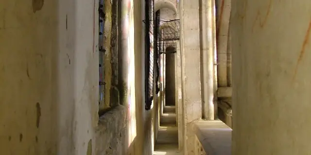 Couloir étroit dans les hauteurs de la cathédrale de Coutances