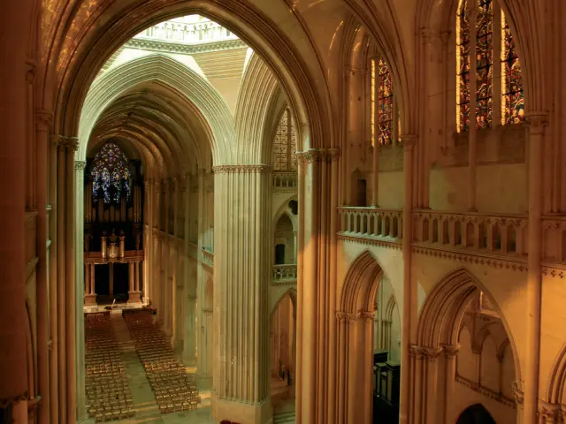 Vue des hauteurs de l'intérieur de la cathédrale de Coutances