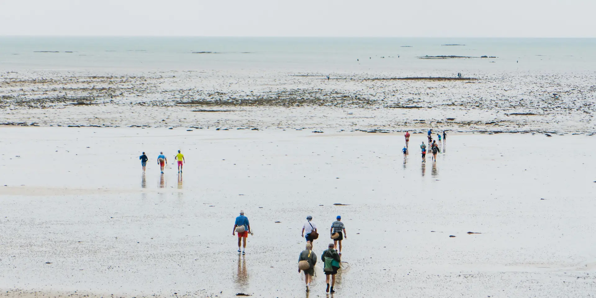 Groupe de personnes partant à la pêche a pied à Agon Coutainville