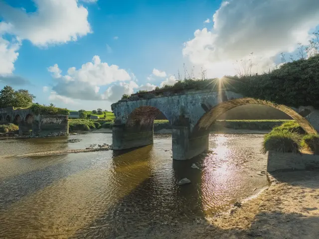 Pont de Hyenville sous le soleil