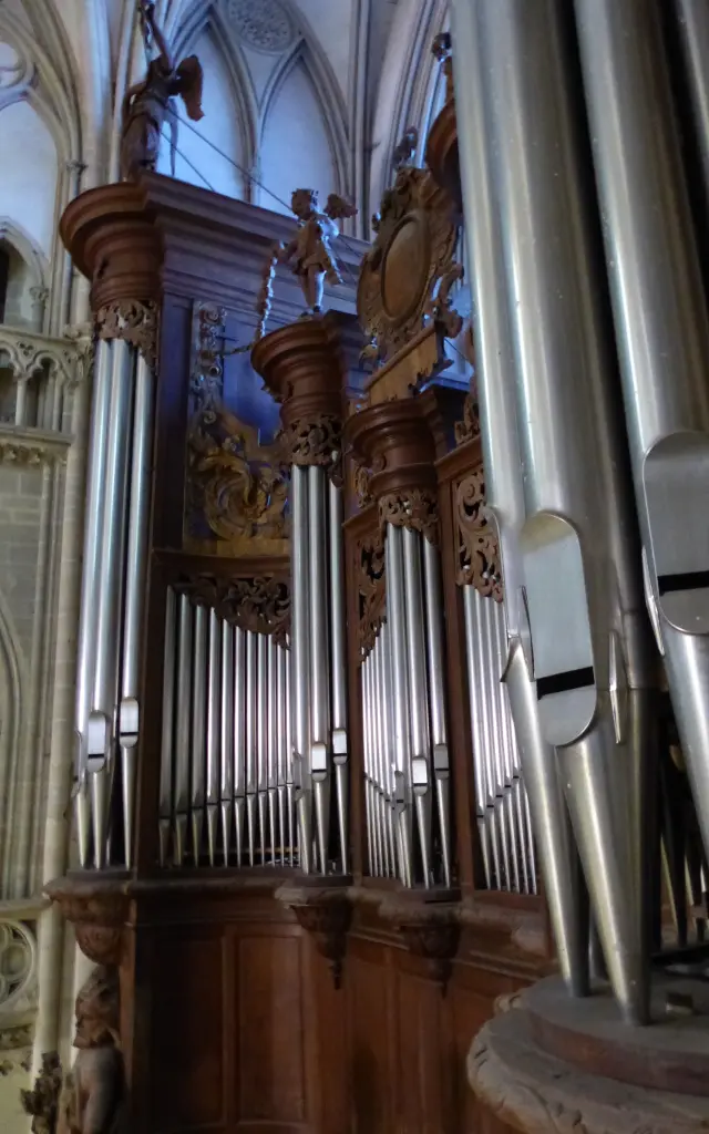 Barocke Orgel mit Metallpfeifen und Holzschnitzereien