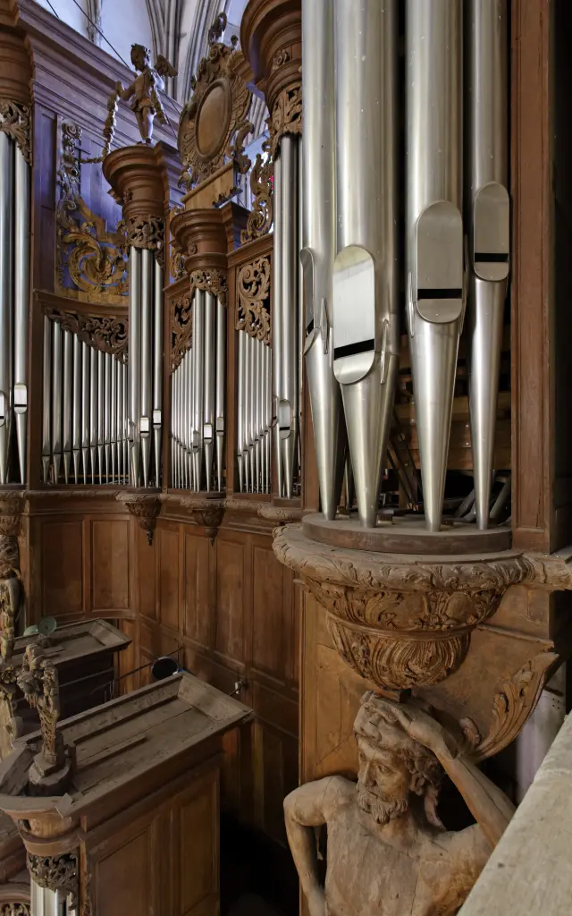 Barockorgel mit Metallpfeifen und Holzskulpturen