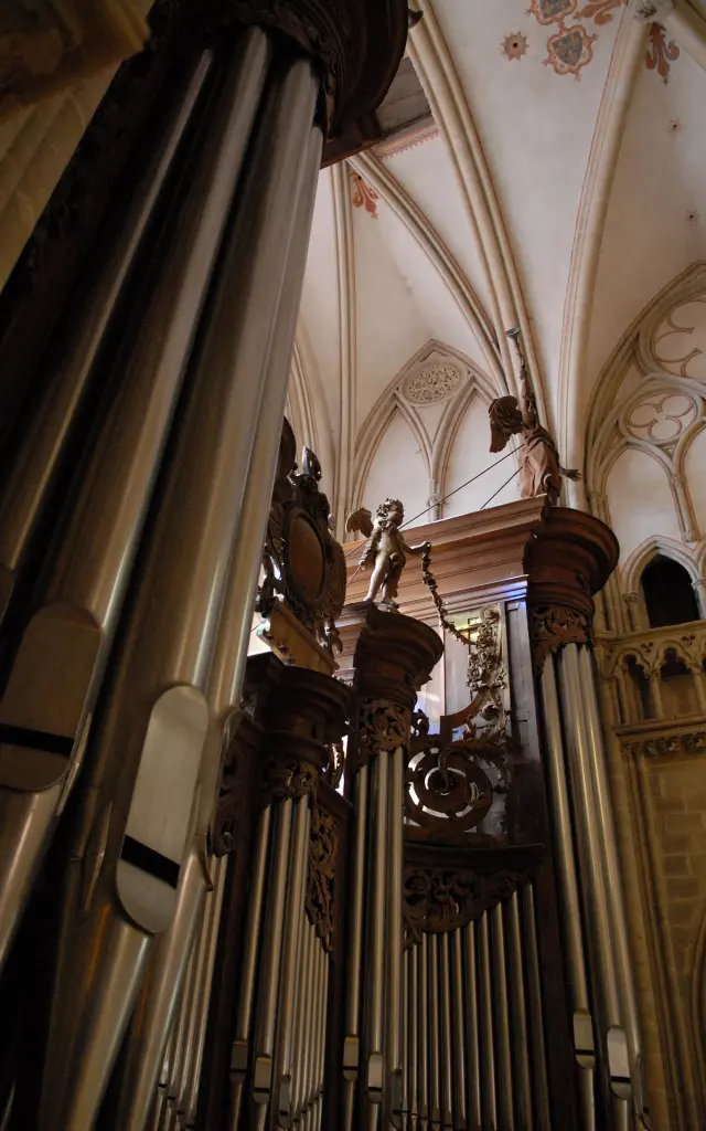 Barocke Orgel mit Metallpfeifen und dekorativen Skulpturen in einem Dom
