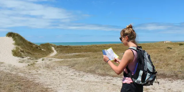 Randonnée dans le havre de la Vanlée regarde une carte en plein air