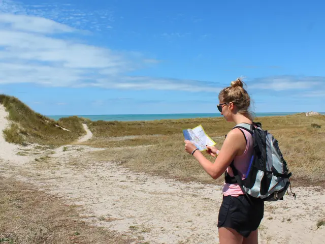 Randonnée dans le havre de la Vanlée regarde une carte en plein air