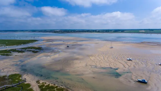 Strand mit Booten bei Ebbe