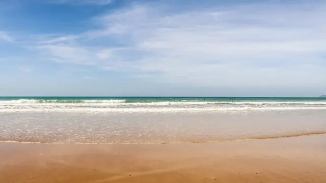 Ozeanwellen auf einem feinen Sandstrand
