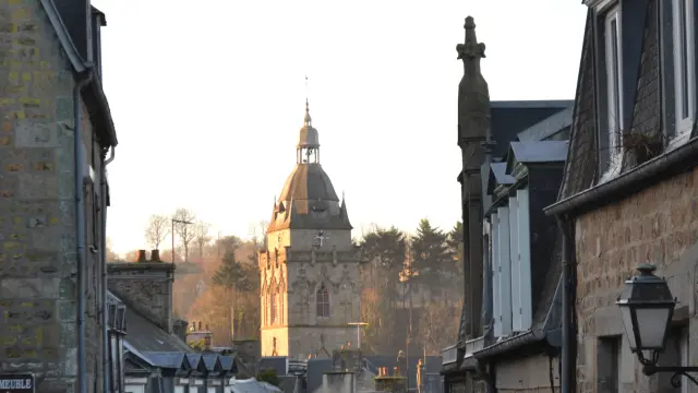 Ansicht einer Kopfsteinpflasterstraße, die zu einer Kirche mit einer markanten Kuppel führt
