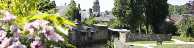 Dorf mit einer Kirche und alten Häusern in der Nähe eines Kanals