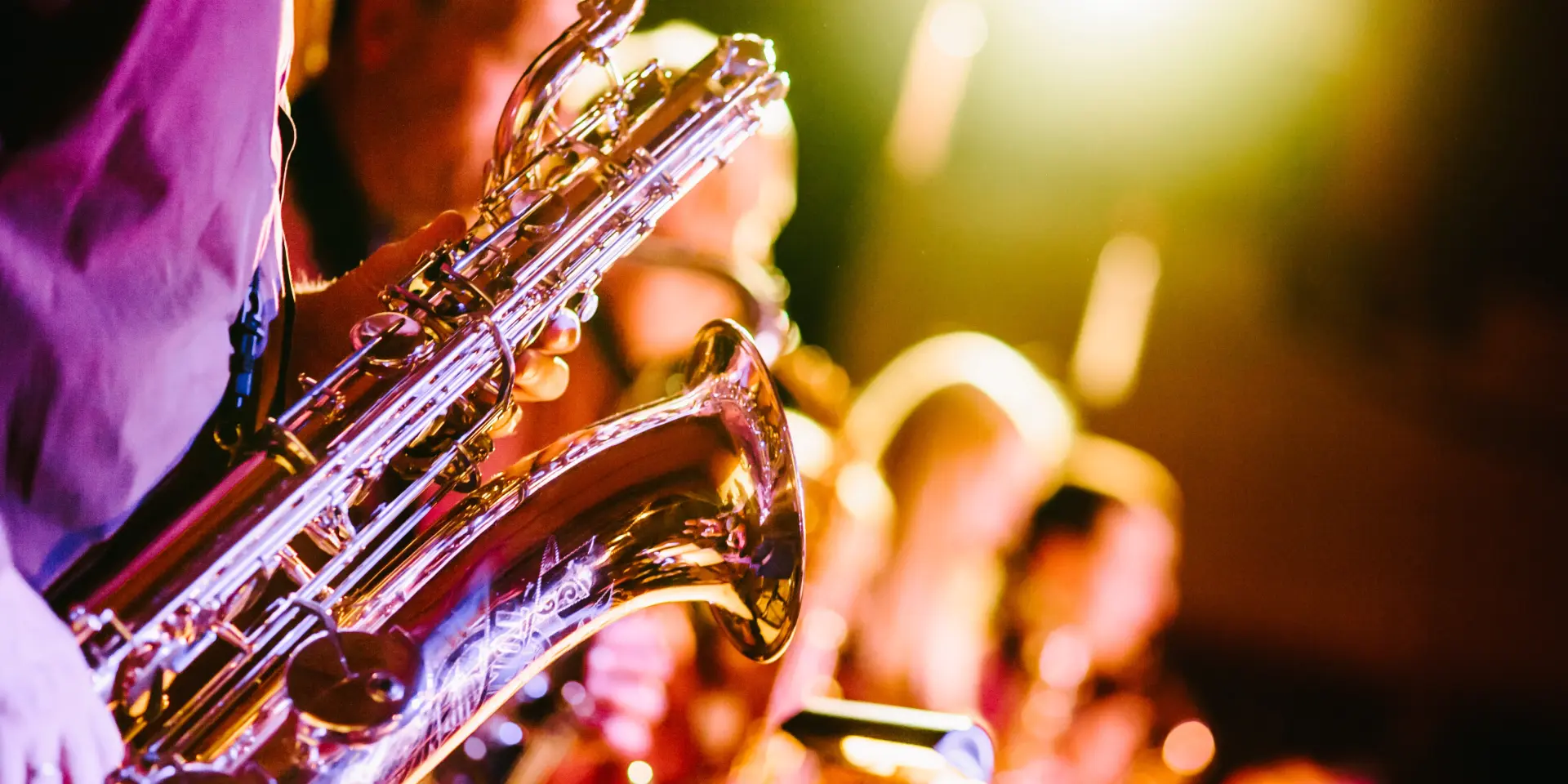 Plusieurs saxophonistes jouent en concert sous les projecteurs