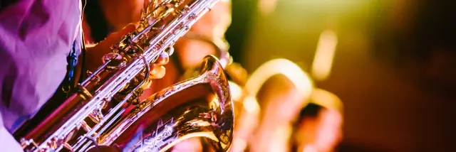 Plusieurs saxophonistes jouent en concert sous les projecteurs