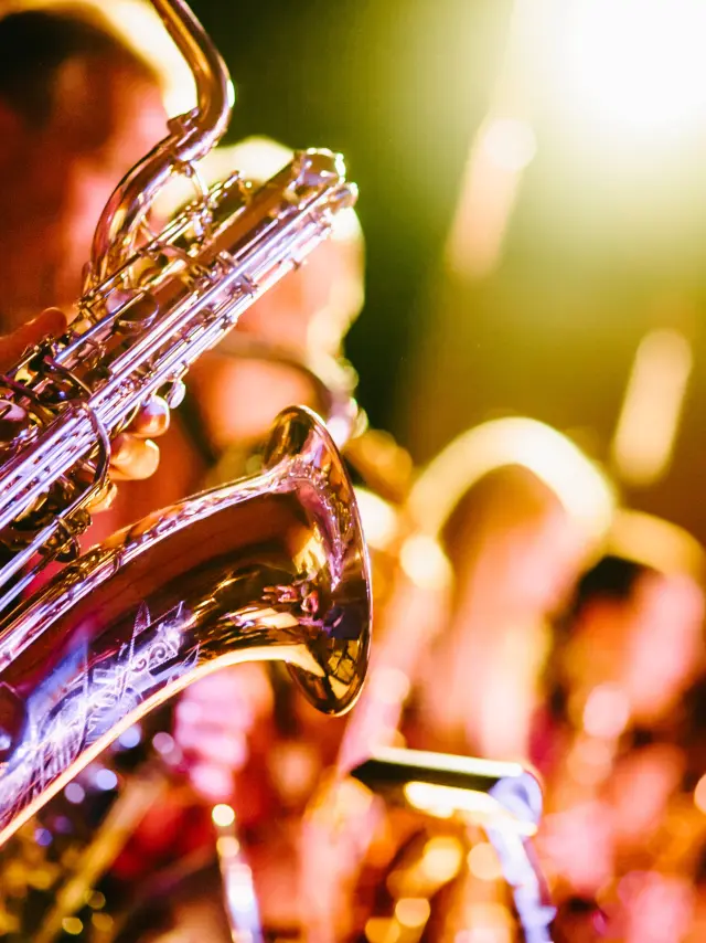 Plusieurs saxophonistes jouent en concert sous les projecteurs