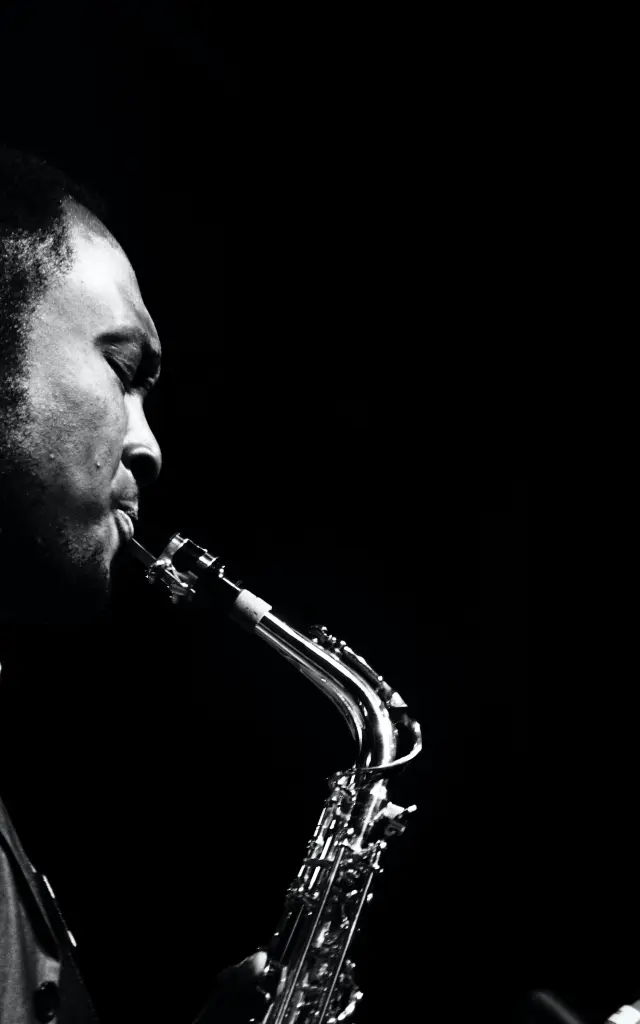 Un musicien joue du saxophone sur scène