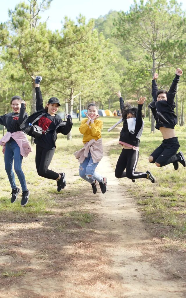 Un groupe de personnes sautant de joie dans une forêt