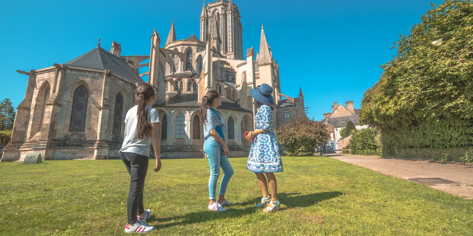 Trois personnes devant la cathédrale de Coutances