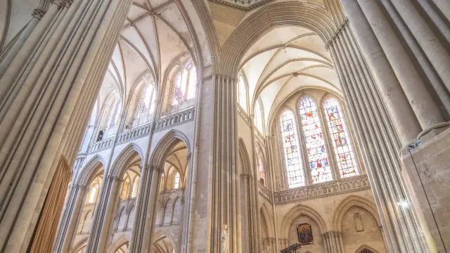 Vue de l'intérieur de la cathédrale de Coutances