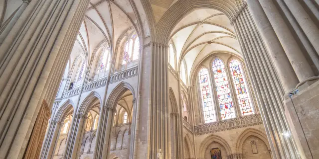 Vue de l'intérieur de la cathédrale de Coutances