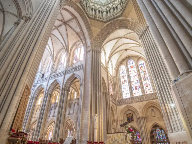 Vue de l'intérieur de la cathédrale de Coutances