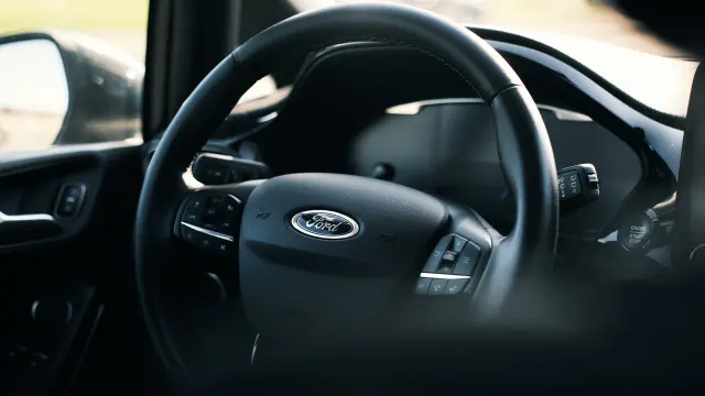 Volant de voiture Ford avec boutons de contrôle