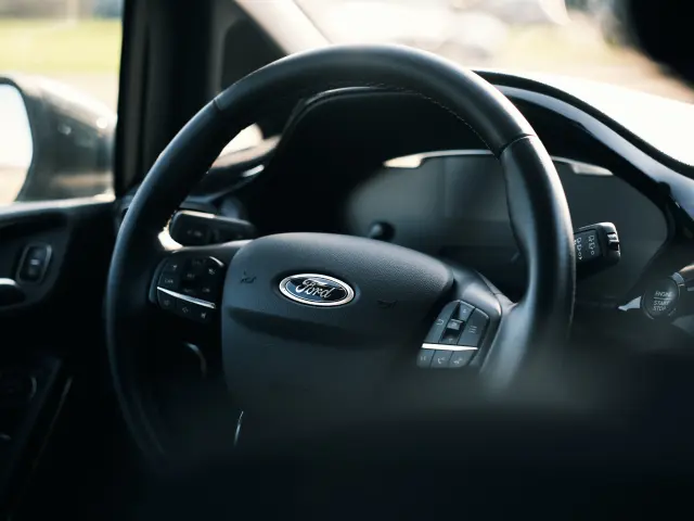 Volant de voiture Ford avec boutons de contrôle