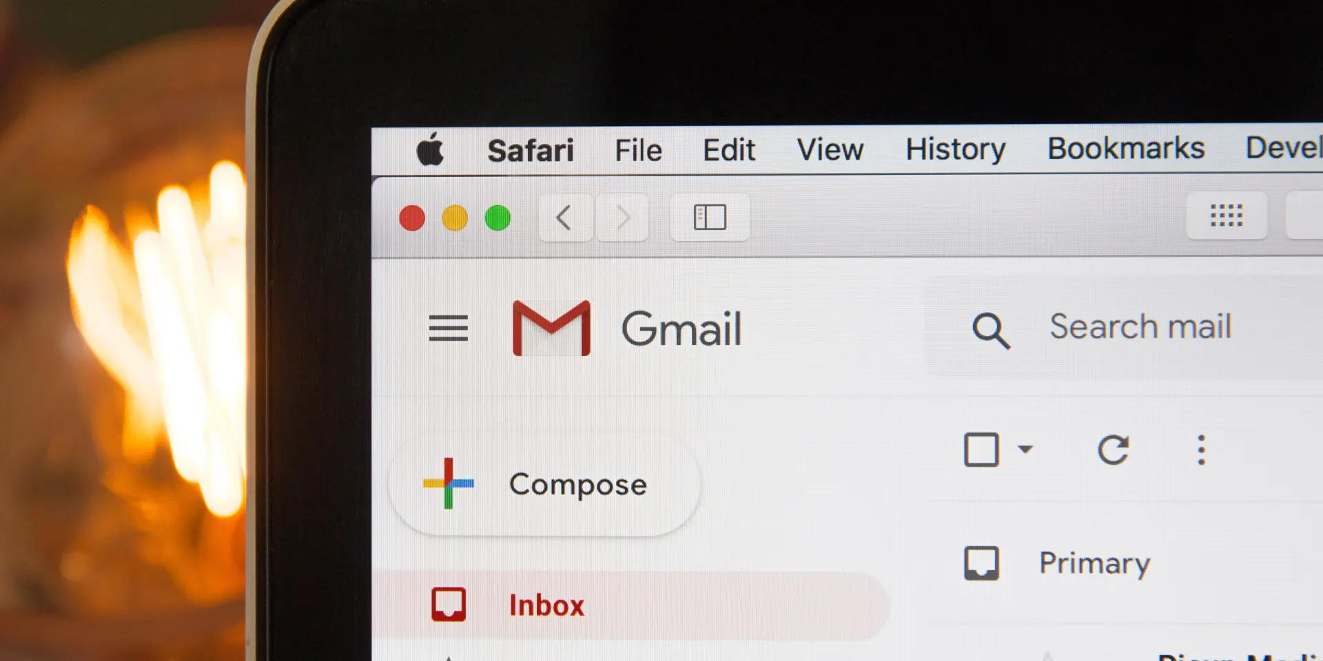 Bildschirm eines Computers, der die Gmail-Oberfläche im Safari-Browser anzeigt