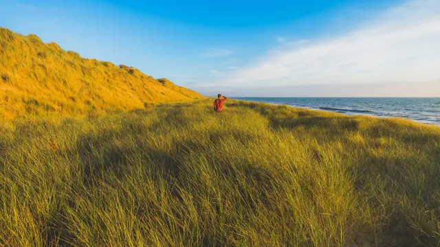 Personne marchant dans les dunes d'Annoville