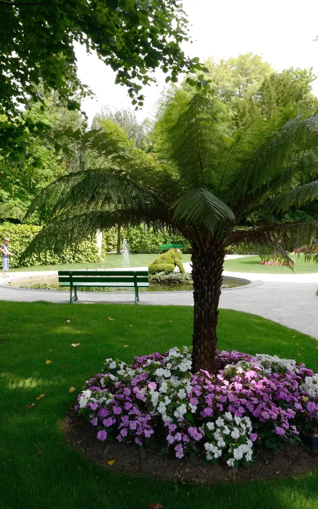 Jardin des plantes de Coutances avec des fleurs, des arbres et des chemins de promenade