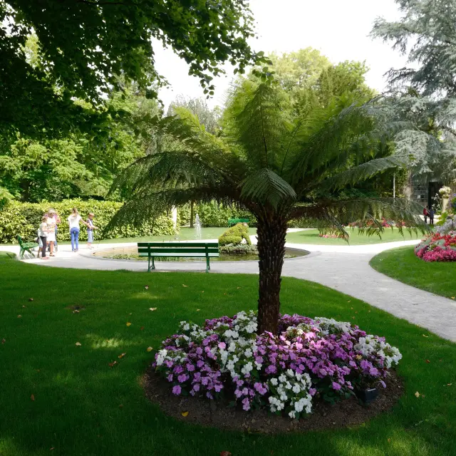 Jardin des plantes de Coutances avec des fleurs, des arbres et des chemins de promenade