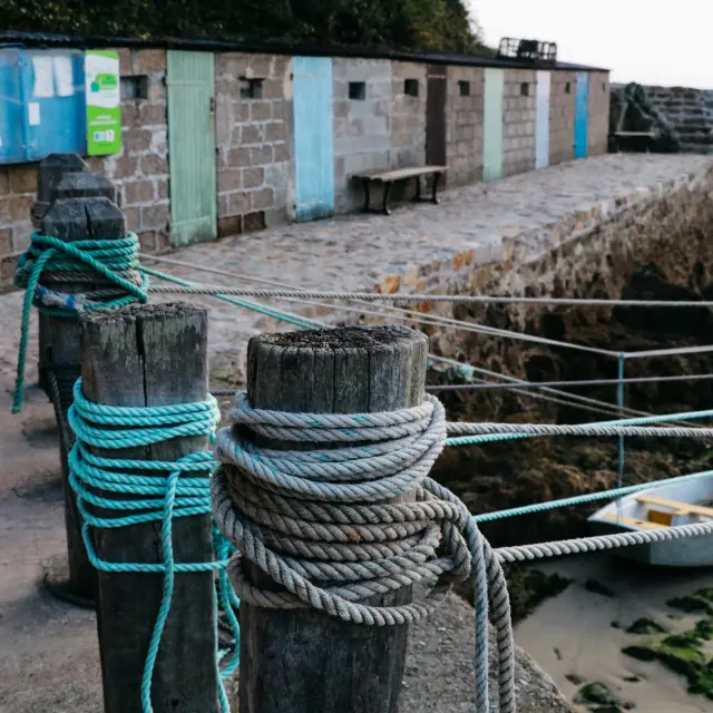 Quays with moored boats and ropes coiled around posts