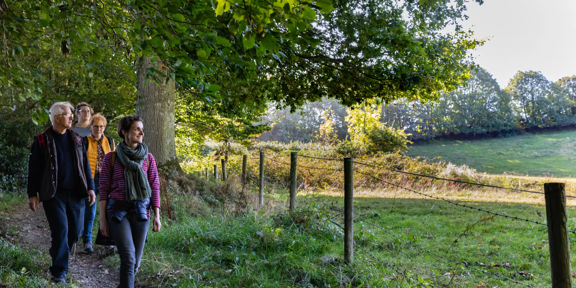 Groupe de personnes marchant dans un chemin de campagne à Coutances mer et bocage