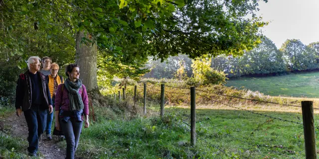 Groupe de personnes marchant dans un chemin de campagne à Coutances mer et bocage