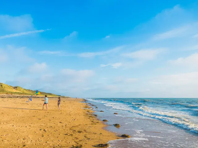 Plage de Annoville, enfants jouant au cerf-volant