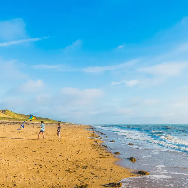 Plage de Annoville, enfants jouant au cerf-volant