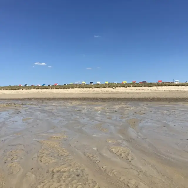 Cabines de Gouville et plage vue depuis l'estran
