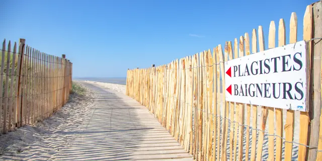 Chemin aménagé sur la plage de Hauteville sur Mer