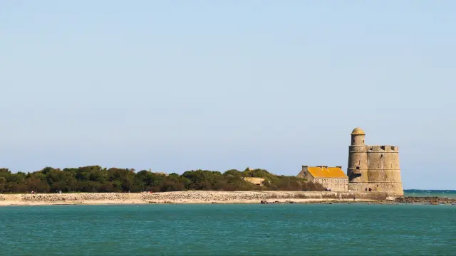 Einsame Küstenfestung mit gelbem Dach und Steinmauern