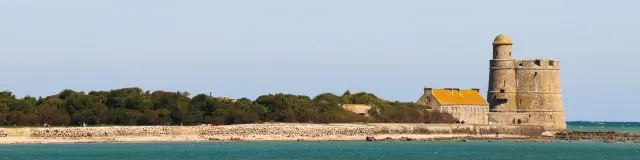 Einsame Küstenfestung mit gelbem Dach und Steinmauern