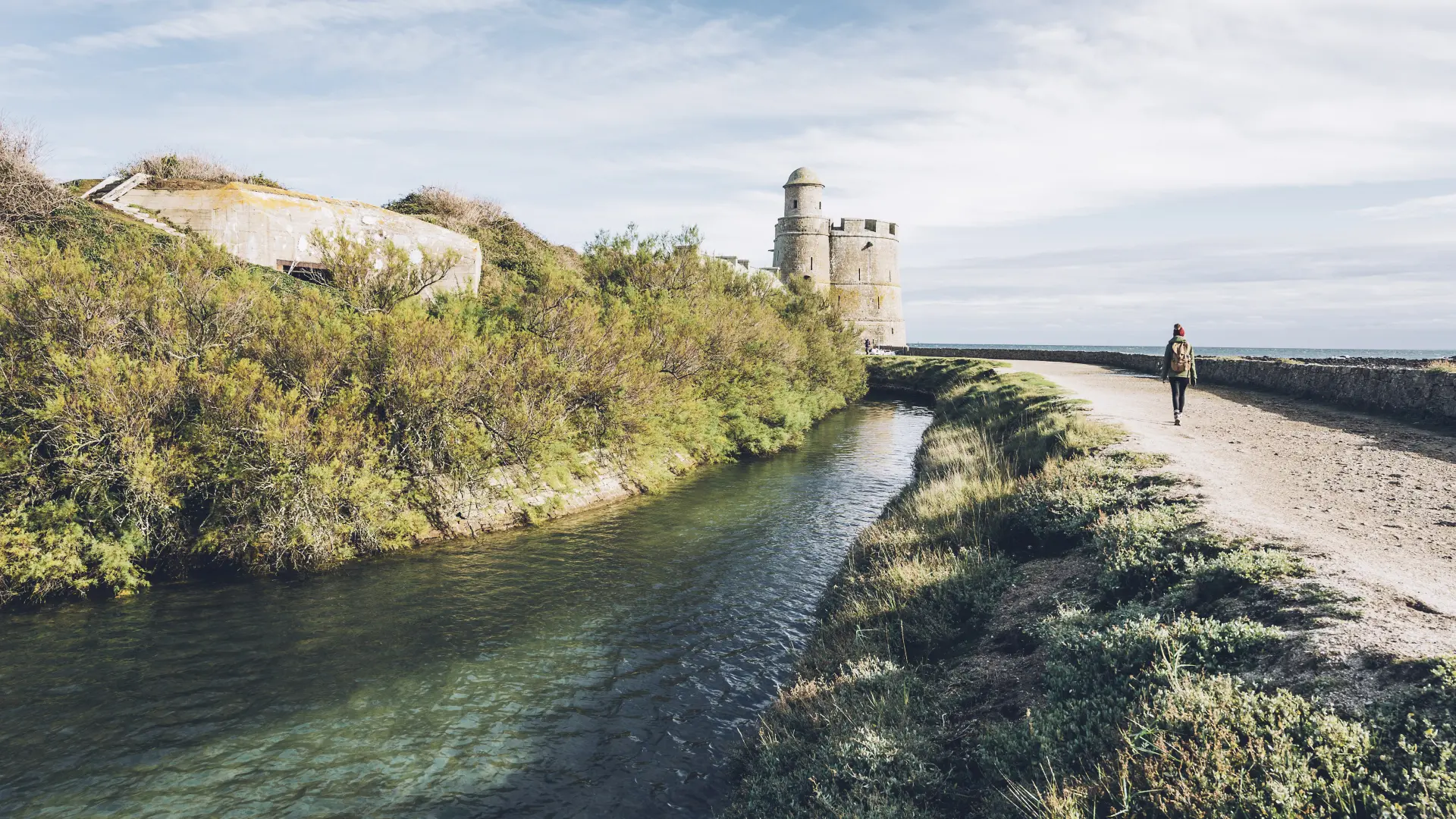 Personne marchant sur l'île de Tatihou