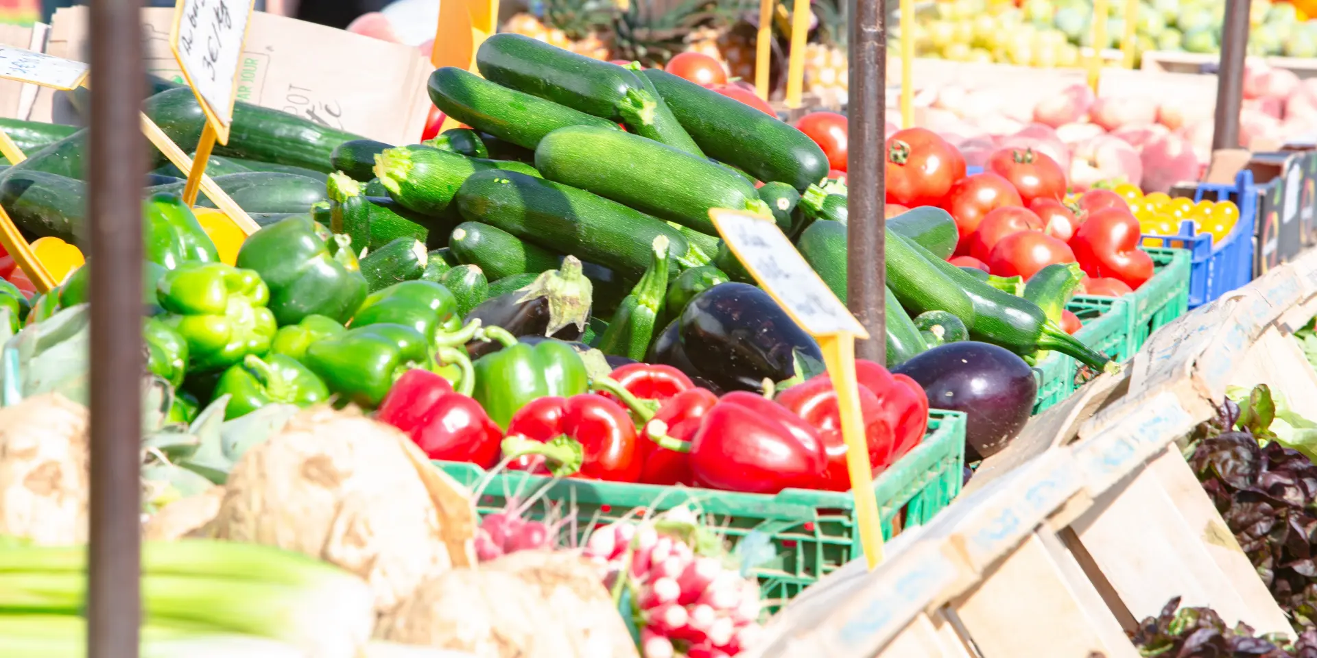 Étalage de légumes frais sur un marché