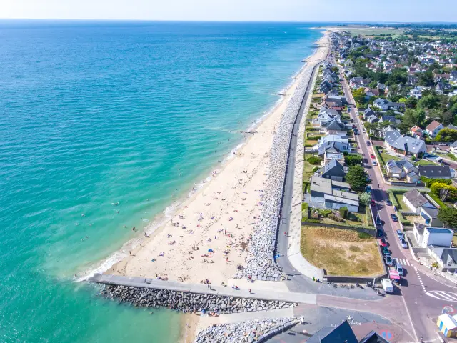 Vue aérienne de la plage de Agon Coutainville
