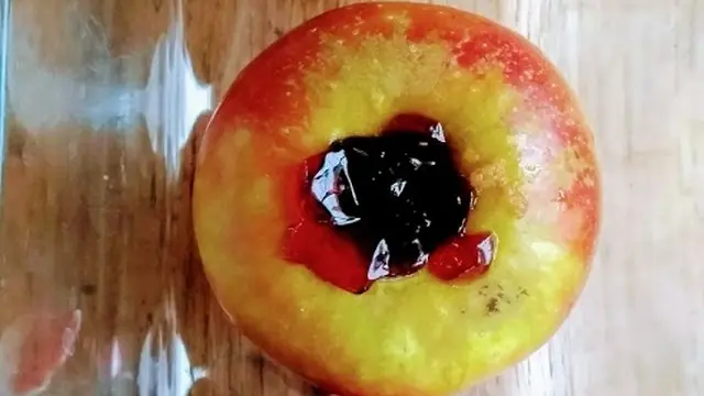 Trois pommes coupées en deux garnies de confiture