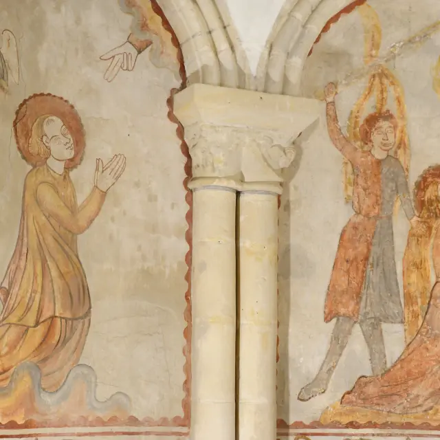 Fresque murale représentant des personnages en prière et en adoration dans l'église de Savigny