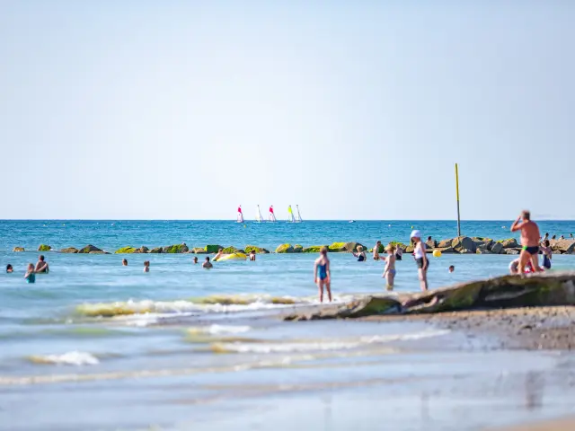 Personnes nageant et se relaxant sur une plage à Agon Coutainville