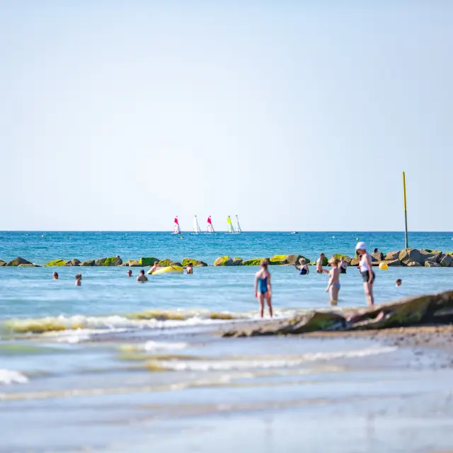 Personnes nageant et se relaxant sur une plage à Agon Coutainville