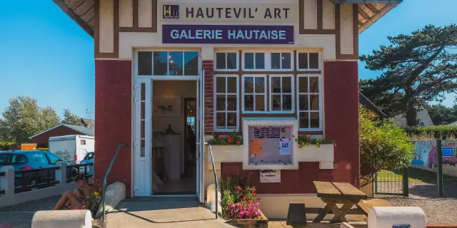 Façade d'une galerie d'art avec une enseigne indiquant 'Hautevil Art Galerie Hautaise'