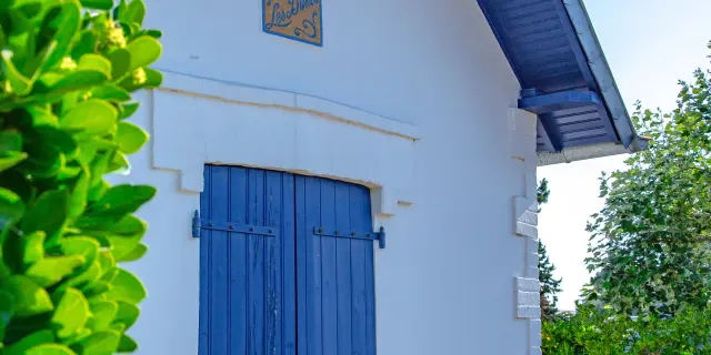 Petite maison blanche avec des volets bleus à Hauteville sur Mer